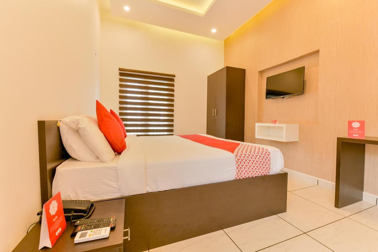 Vaccinated Staff - Oyo 15973 F Square Hotell Kochi Eksteriør bilde