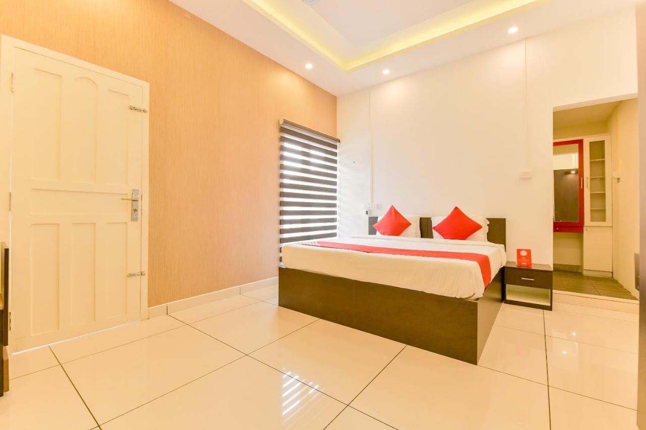 Vaccinated Staff - Oyo 15973 F Square Hotell Kochi Eksteriør bilde
