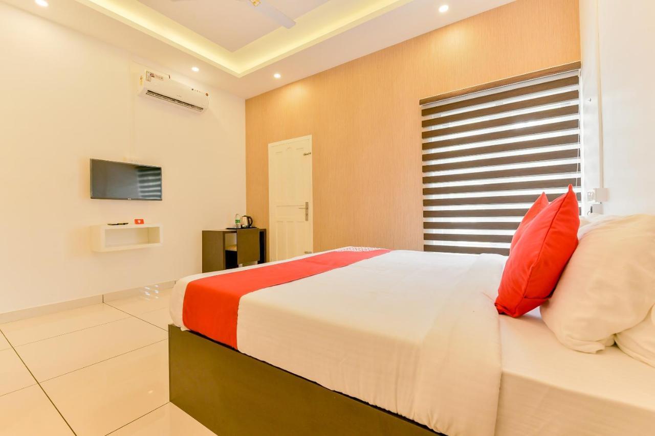 Vaccinated Staff - Oyo 15973 F Square Hotell Kochi Eksteriør bilde