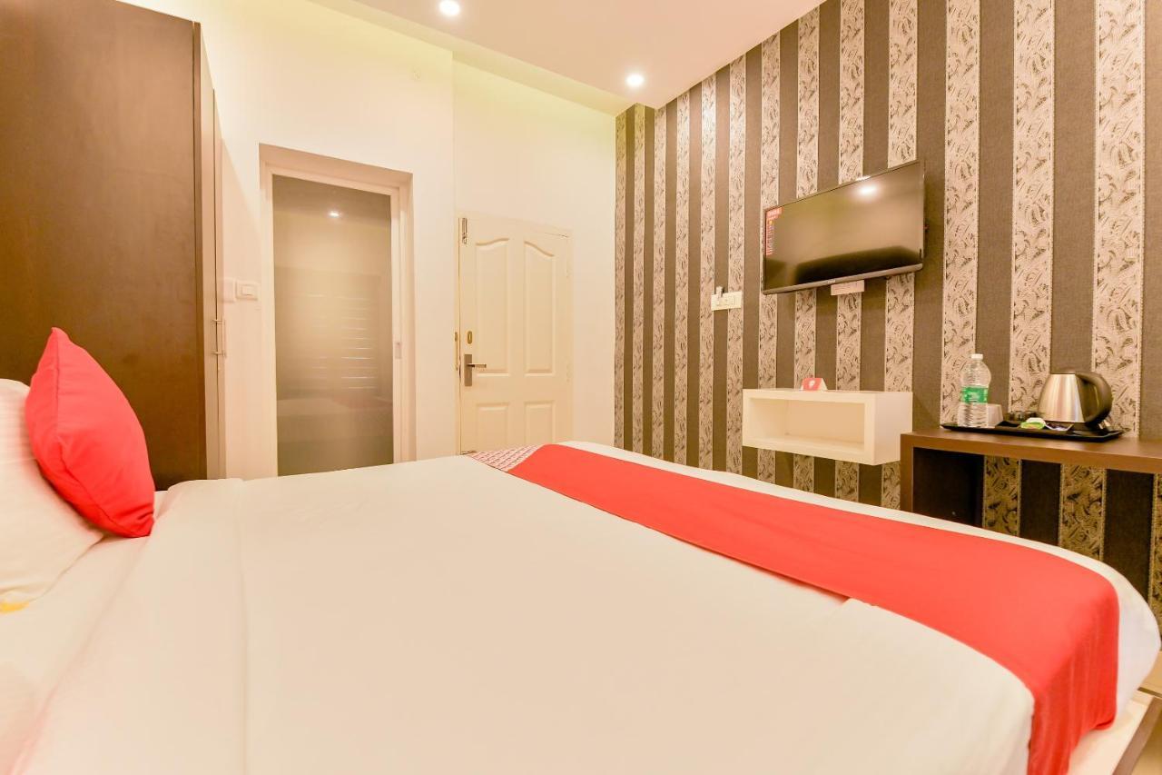 Vaccinated Staff - Oyo 15973 F Square Hotell Kochi Eksteriør bilde