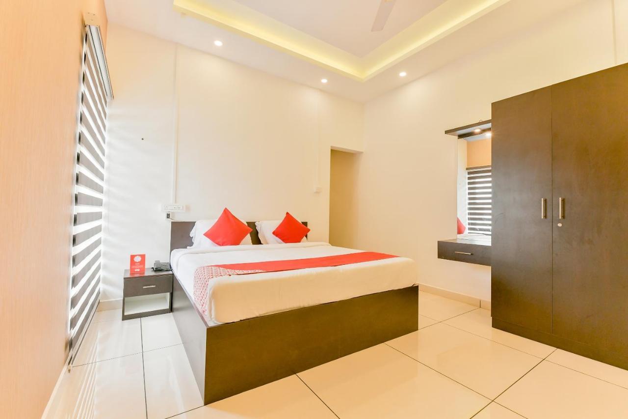 Vaccinated Staff - Oyo 15973 F Square Hotell Kochi Eksteriør bilde