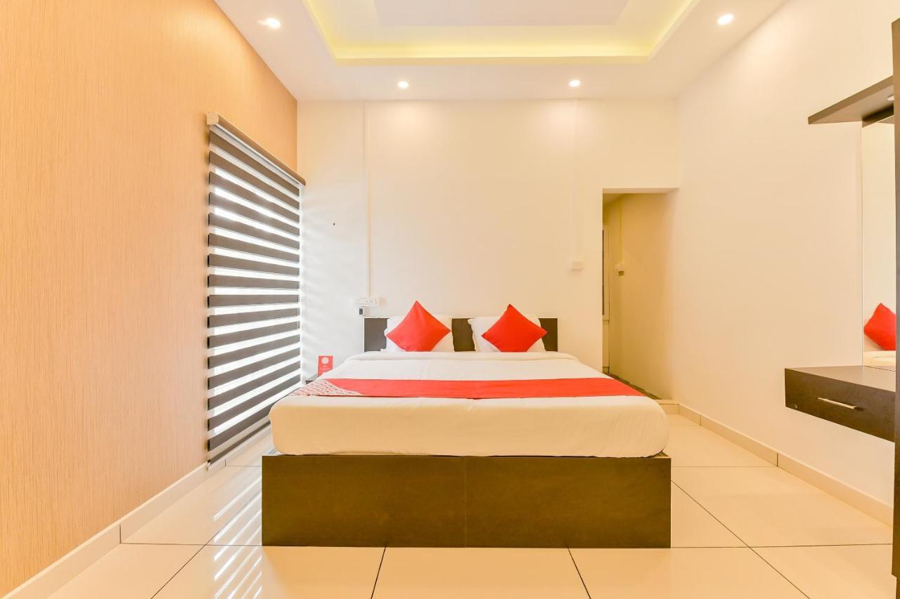 Vaccinated Staff - Oyo 15973 F Square Hotell Kochi Eksteriør bilde