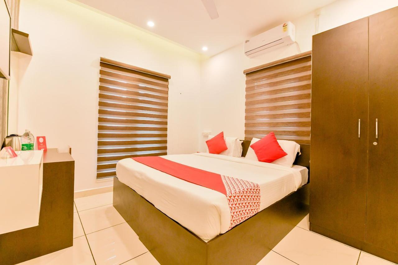 Vaccinated Staff - Oyo 15973 F Square Hotell Kochi Eksteriør bilde